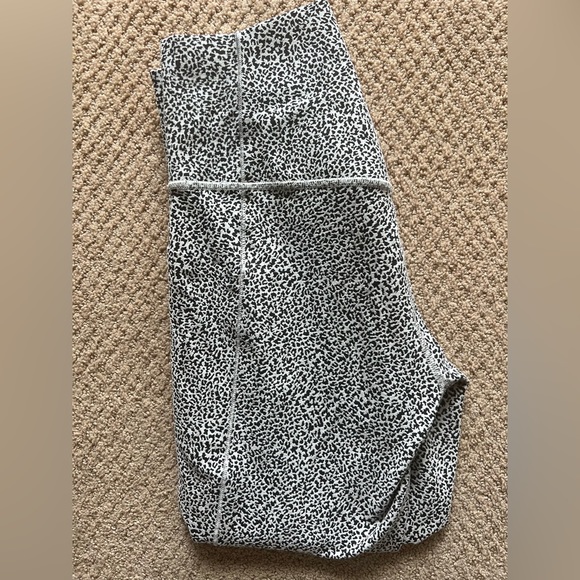 Athleta Salutation Stash Pocket II Tight-Black/White Textured - Picture 4 of 5